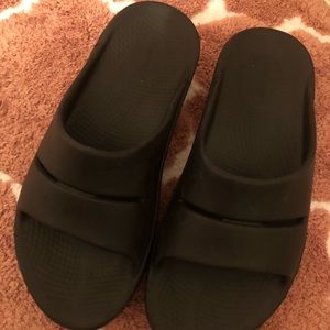 Oofos ladies 8 black sandals